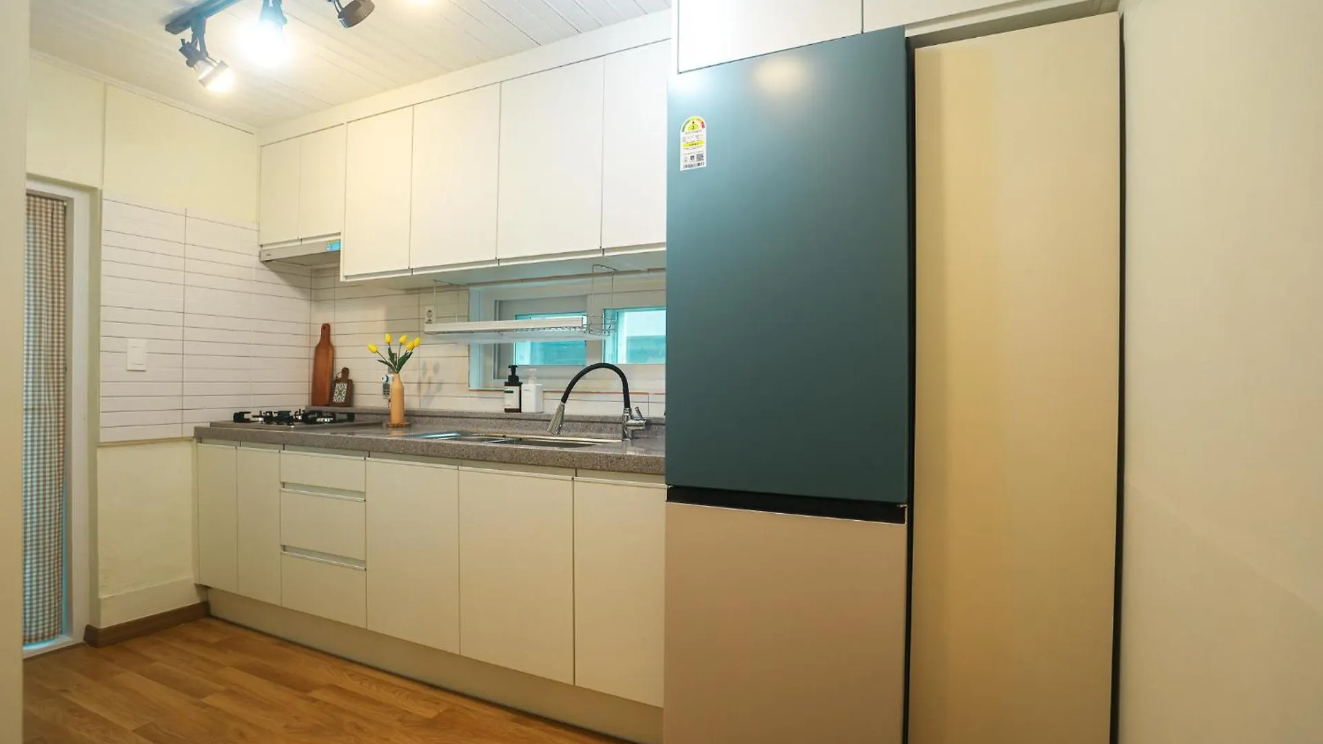 Travel And Live In A Sunny House Up To 10 Hongdae Apartment Seoul