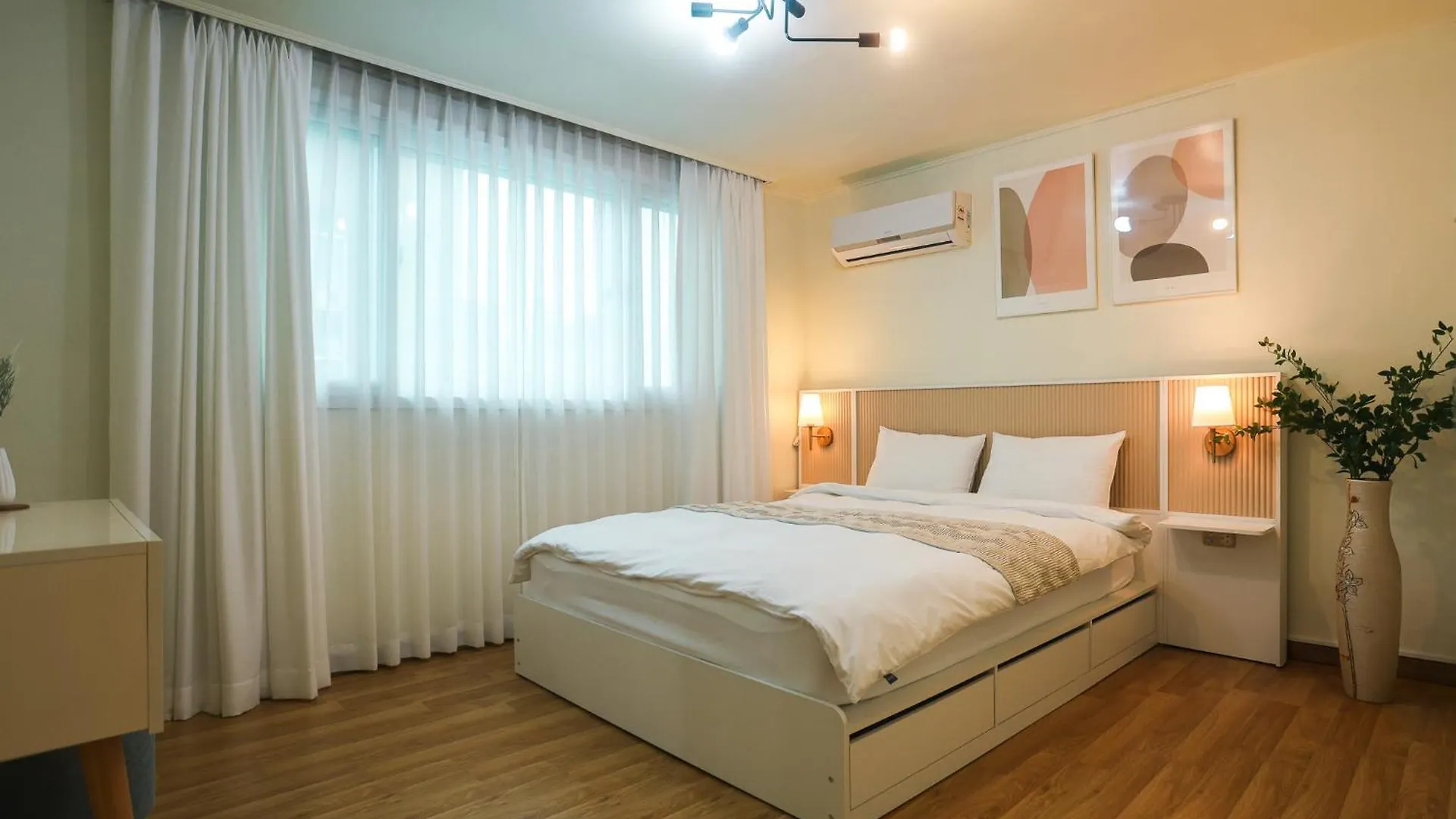Travel And Live In A Sunny House Up To 10 Hongdae Apartment Seoul 0*,  South Korea