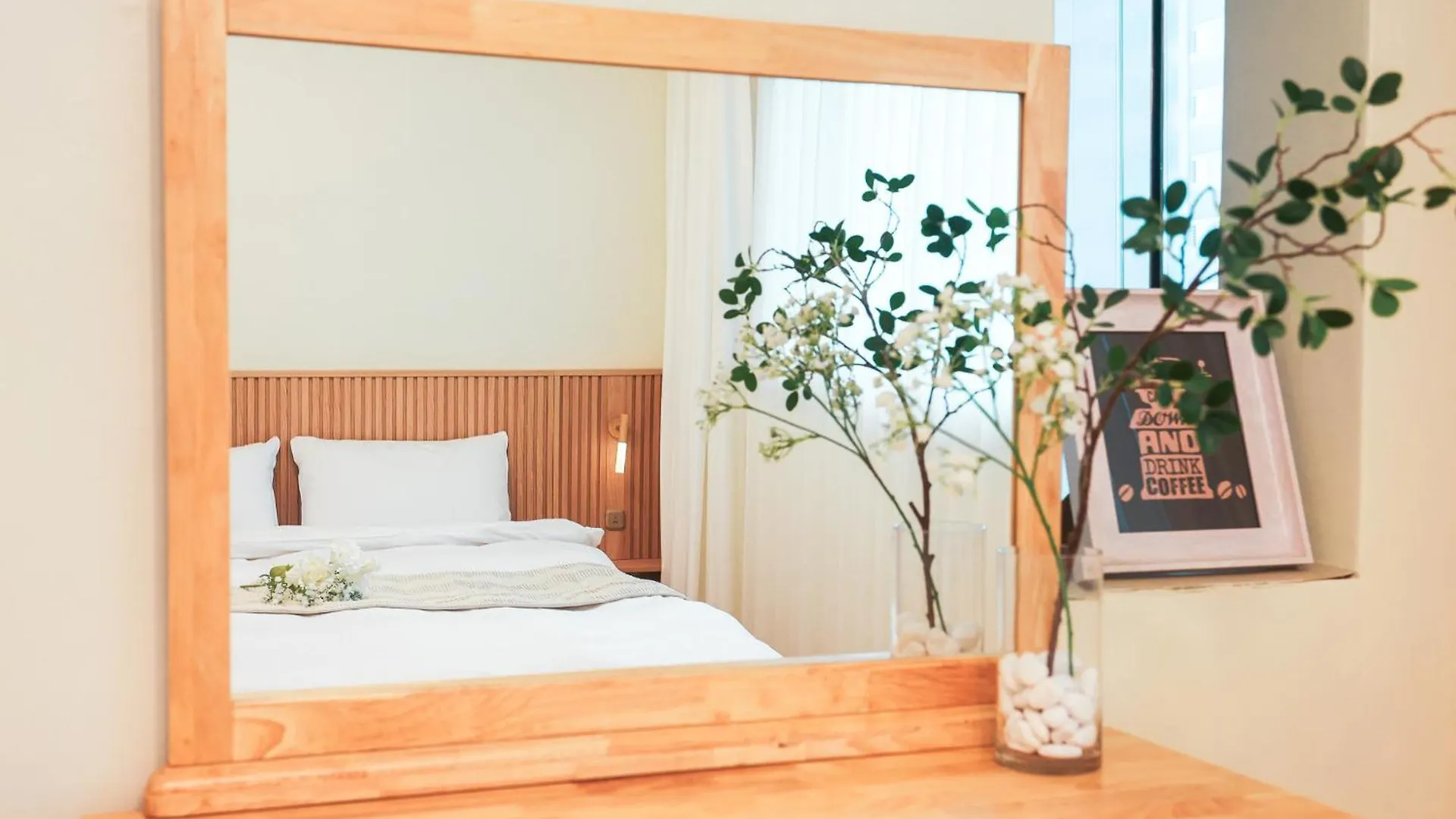 Travel And Live In A Sunny House Up To 10 Hongdae Apartment Seoul