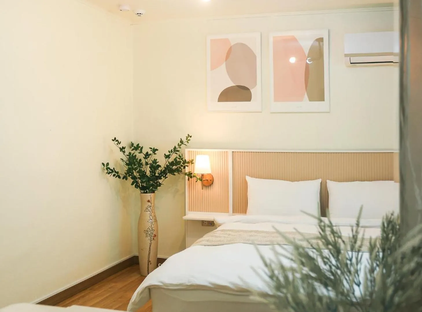 Travel And Live In A Sunny House Up To 10 Hongdae Daire Seul