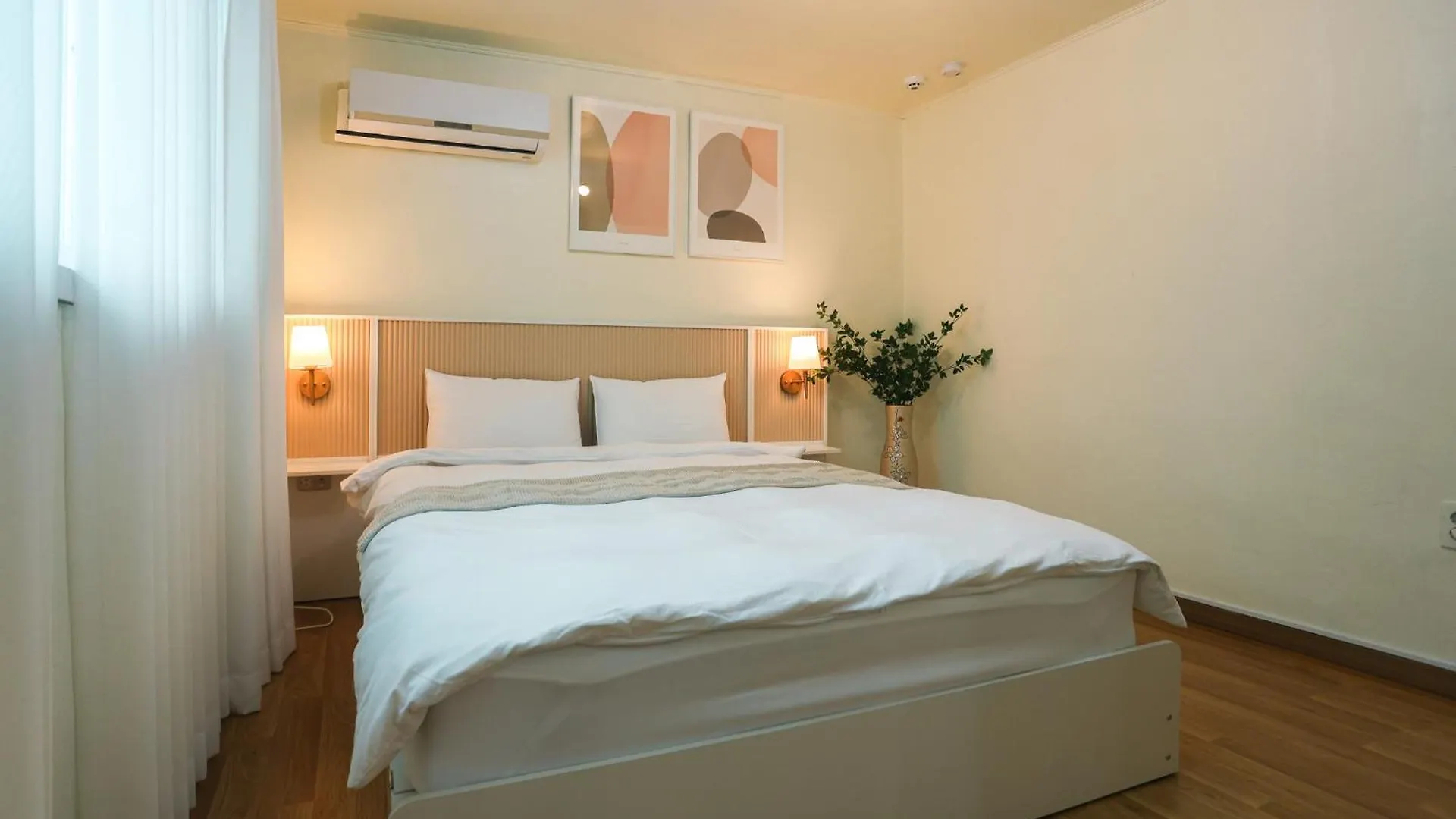 Travel And Live In A Sunny House Up To 10 Hongdae Daire Seul Güney Kore