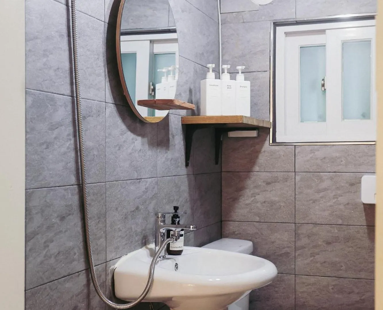 Travel And Live In A Sunny House Up To 10 Hongdae Daire Seul