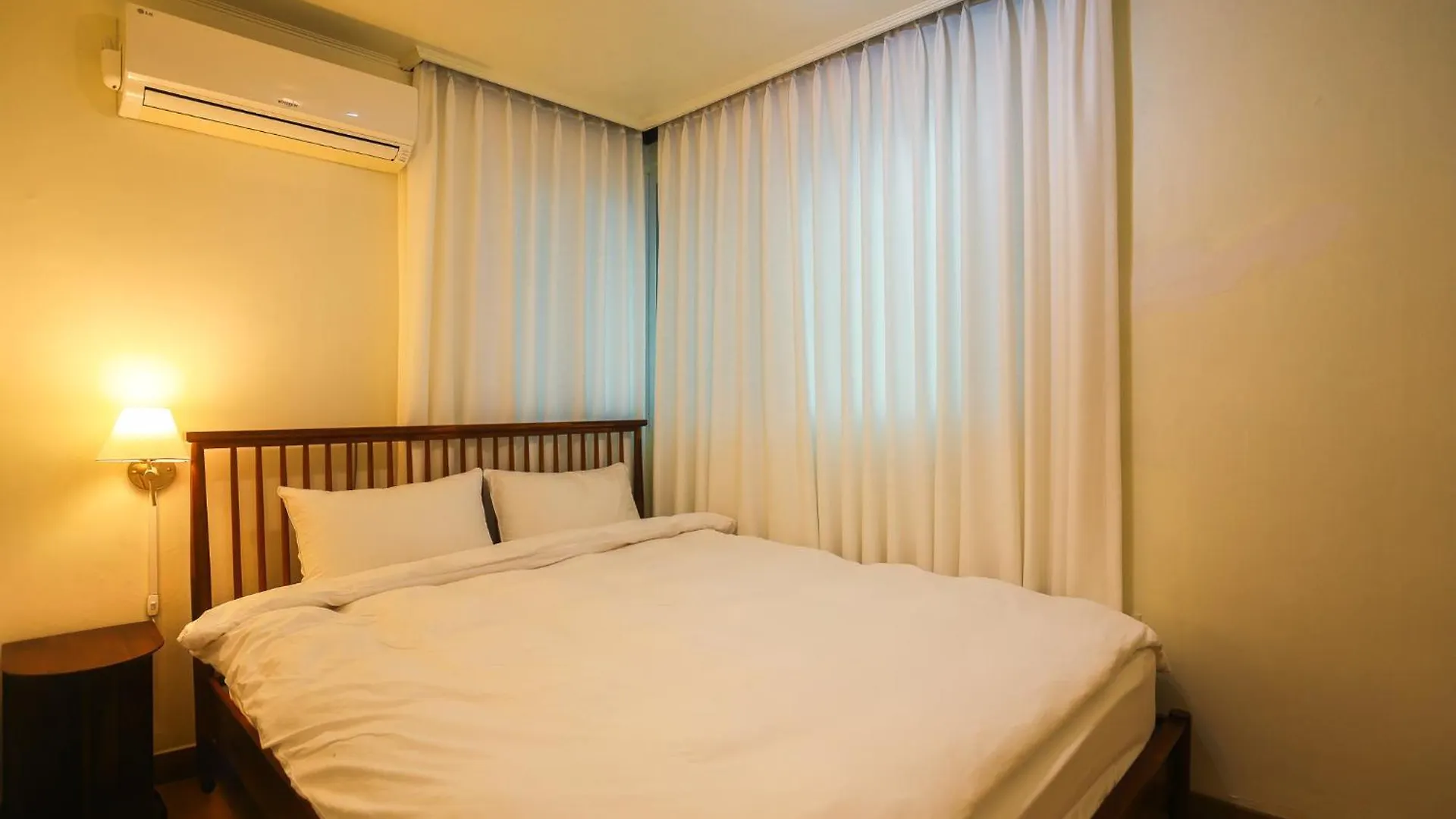 Travel And Live In A Sunny House Up To 10 Hongdae Daire Seul