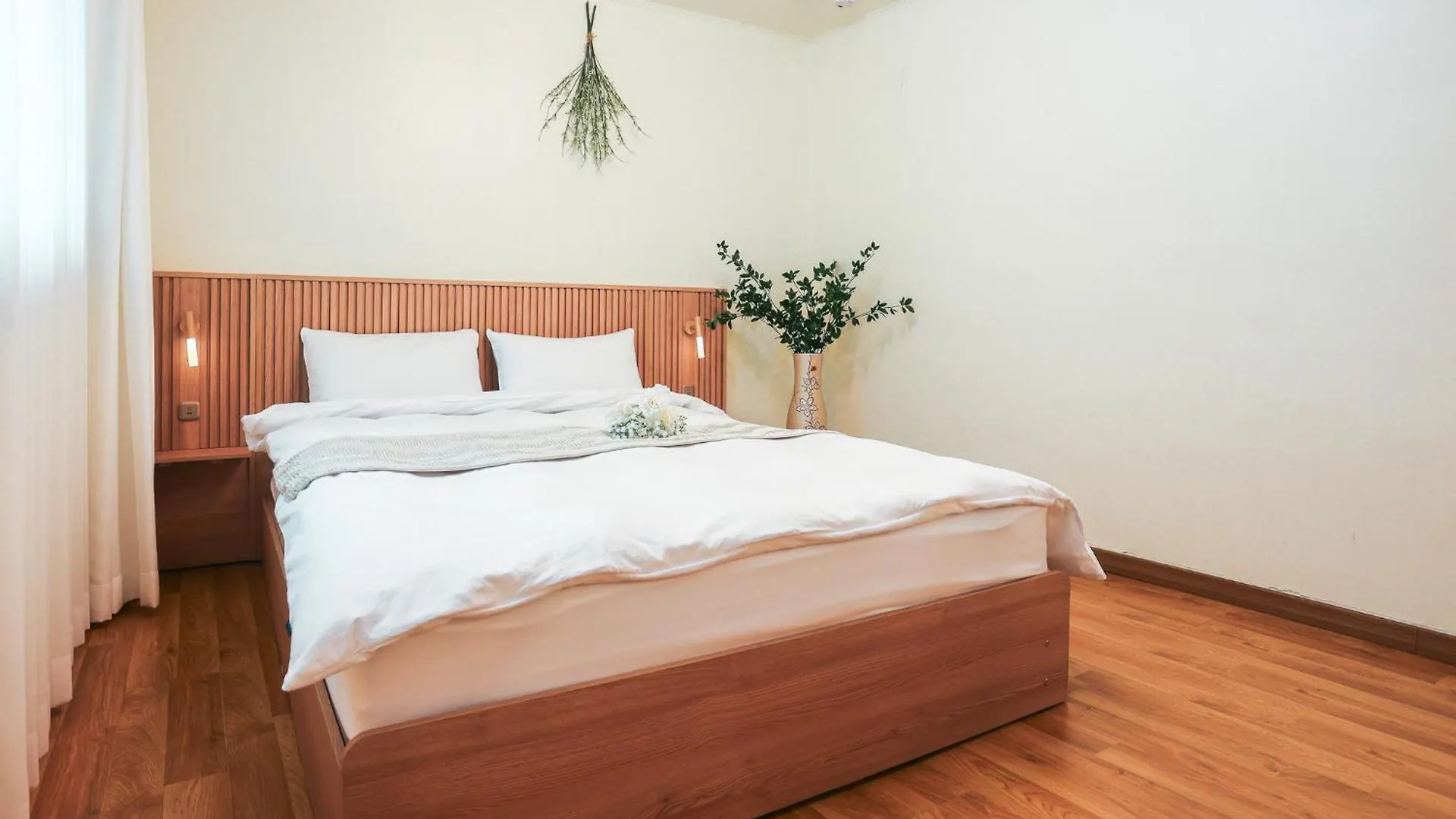 Travel And Live In A Sunny House Up To 10 Hongdae Daire Seul Güney Kore