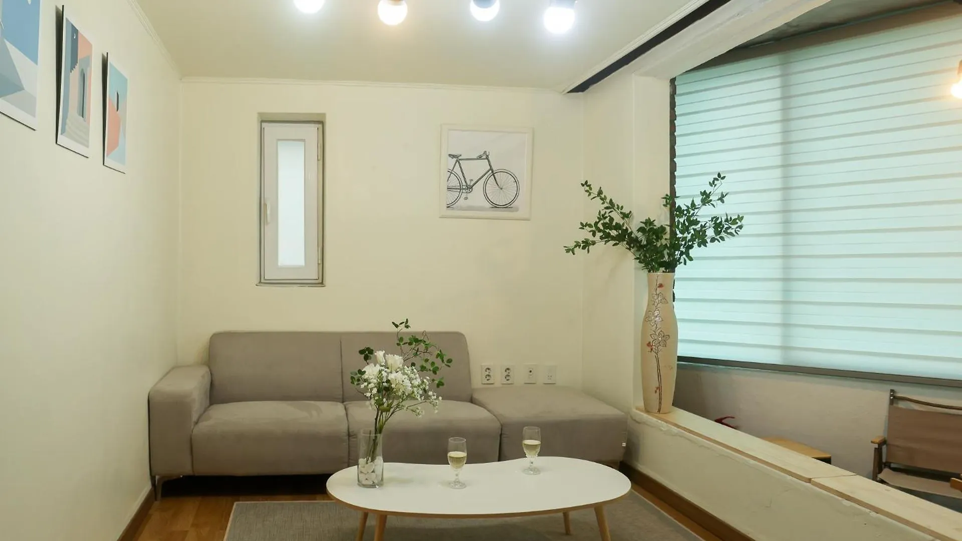 Travel And Live In A Sunny House Up To 10 Hongdae Daire Seul Güney Kore